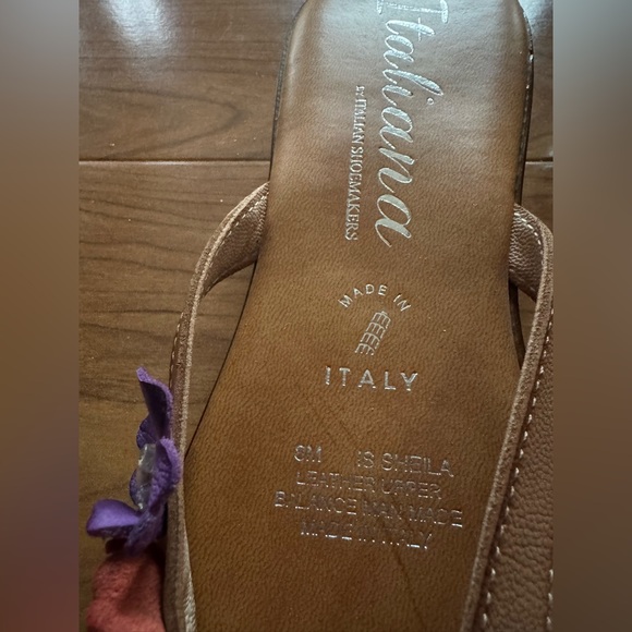 ITALIANA by Italian Shoemakers Tan Leather w/ Flowers Sandal Flip Flop Sheila 8M - Picture 3 of 8